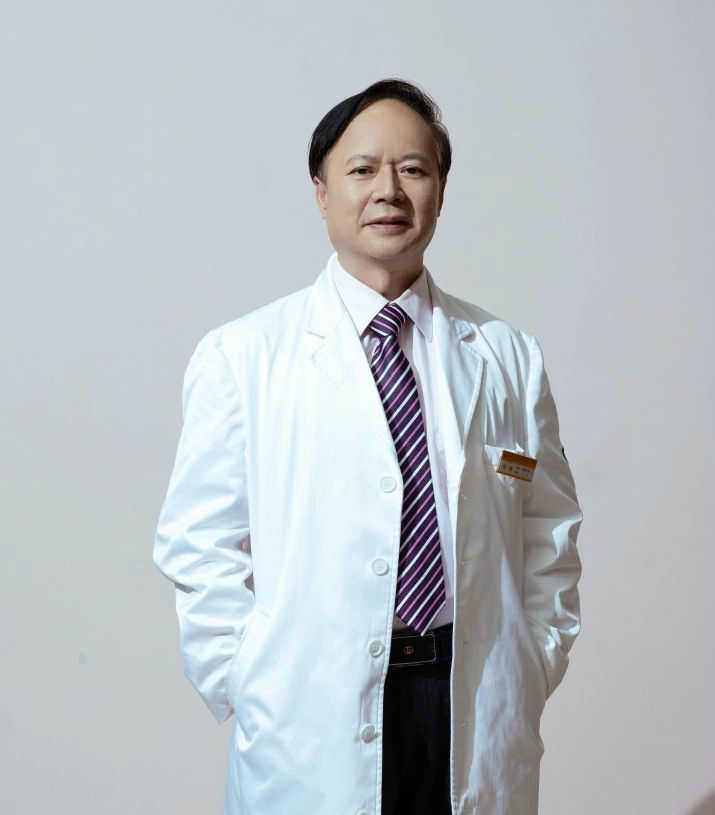 何斌