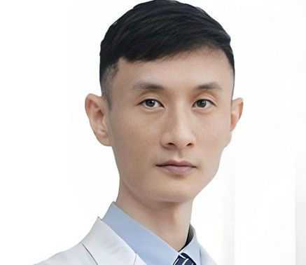 荣峥 医生