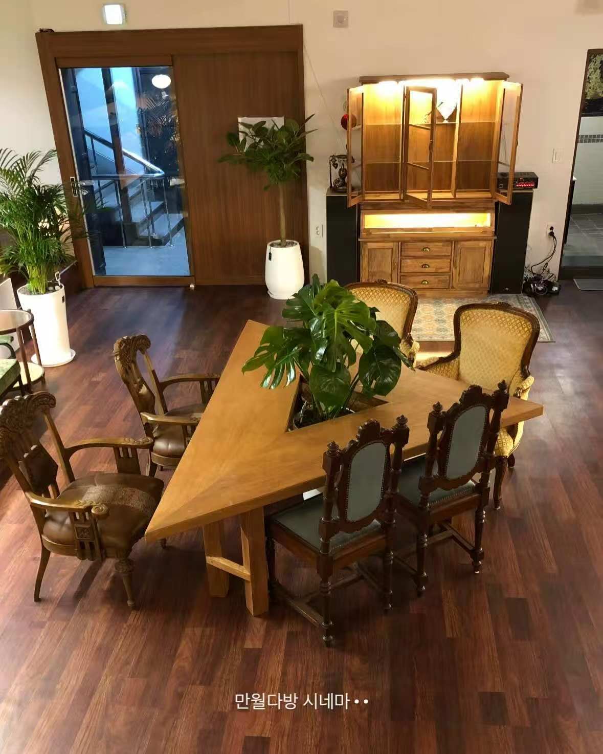 📼弘大洞穴电影院咖啡厅！免费看动画、电影，还能躺平🍿