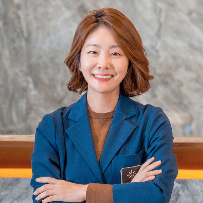 부산 더 퍼스트 피부과 원장의 시술 모습