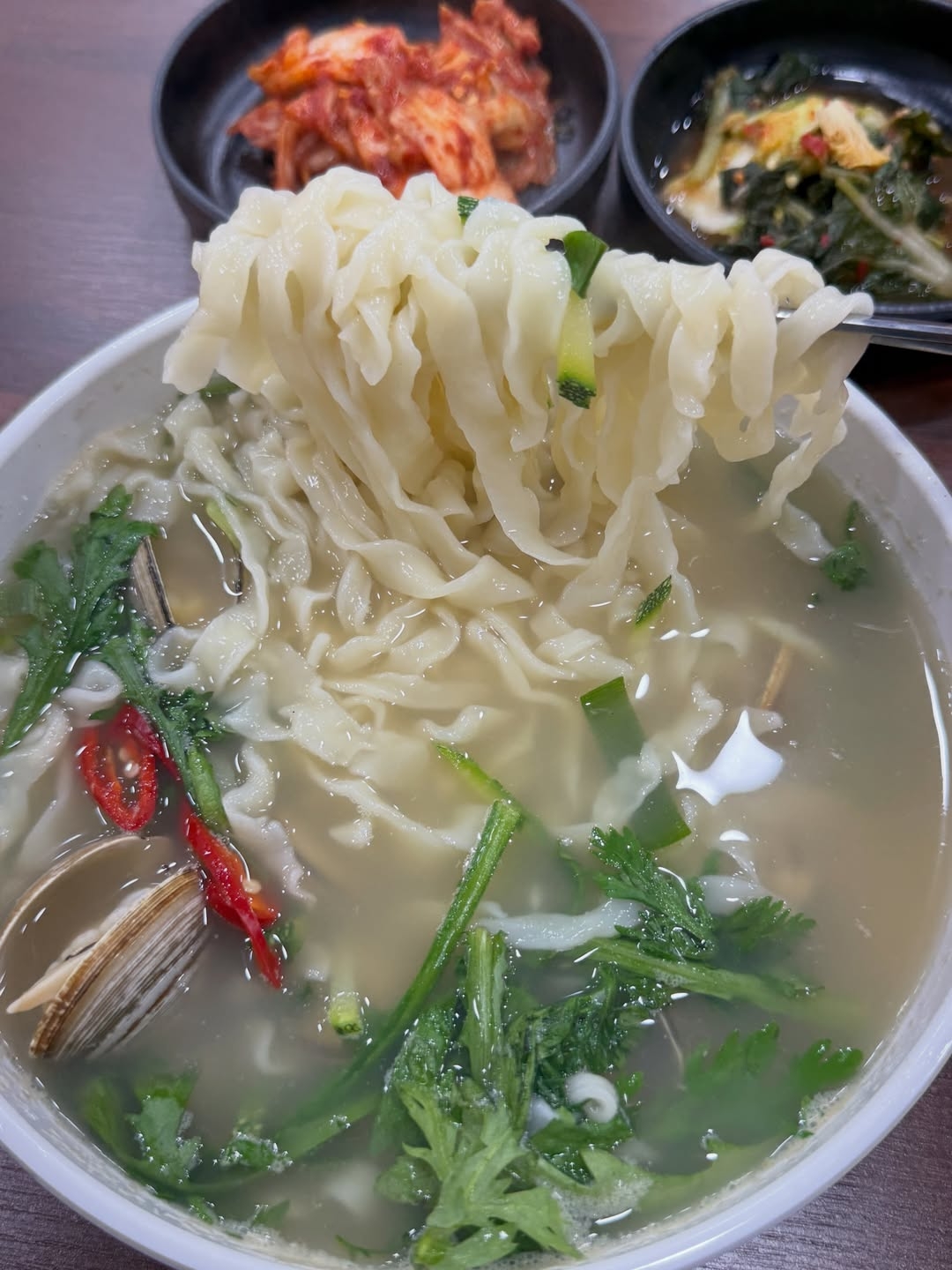 📍首尔纛岛｜新发现！蛤蜊刀削面+超辣泡菜，这家小店值得专门跑一趟 🍜