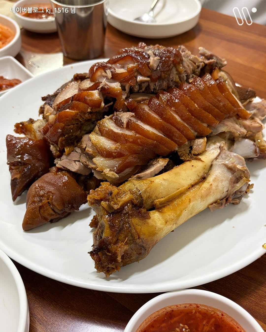 🐷首尔三大猪蹄名店之一！上班族中午就来这里喝小酒，30年老店果然不一样