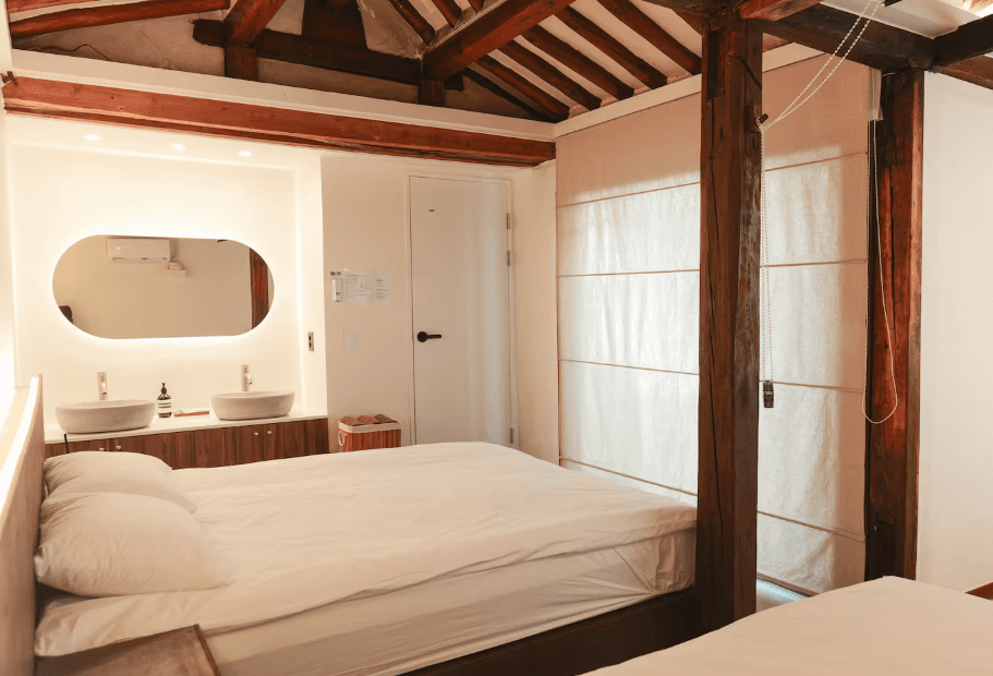 Airbnb – อยู่ห่างจากมหาวิทยาลัยฮันซองเพียง 1 นาที เป็นบ้านสไตล์ฮันอกพร้อมสวน · 2 ห้องนอน / 3 เตียง / 1...