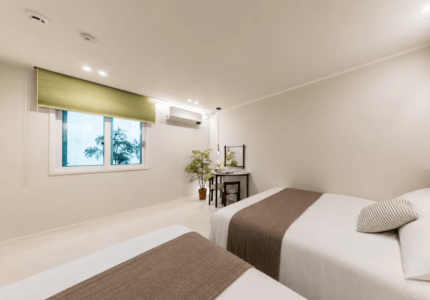 Airbnb-Manbok Stay is located near Hongdae. It offers spacious accommodations with convenient transportation, just a short walk from the Han River. Nearby, you can find Myeongdong Market, airports, and more... 1