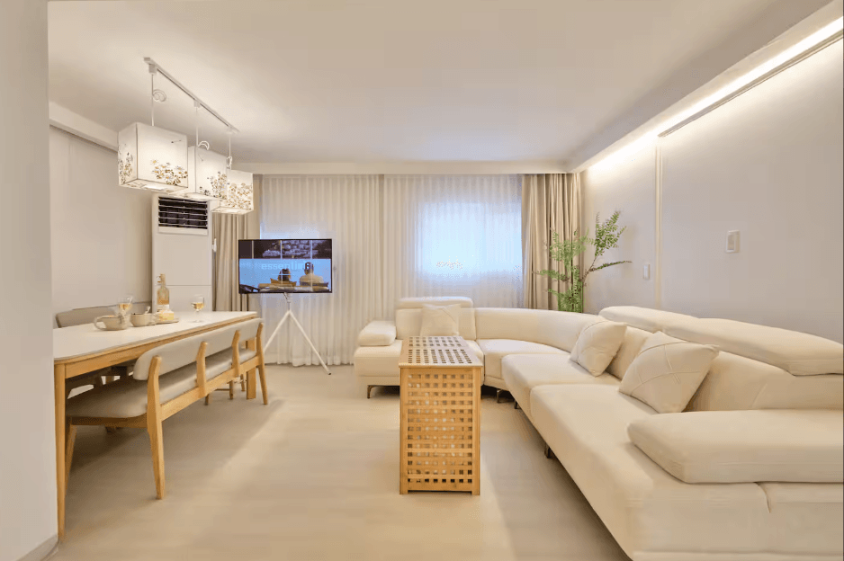 Airbnb – [ส่วนลดเปิดร้าน] เดินเพียง 6 นาทีถึงสถานีฮงแด / 1 นาทีถึงถนนสายหลักฮงแด / ห้องนั่งเล่นกว้างขวาง มี 4 ห้องนอน รองรับได้สูงสุด 11 คน / มีเตียง 7 เตียง…