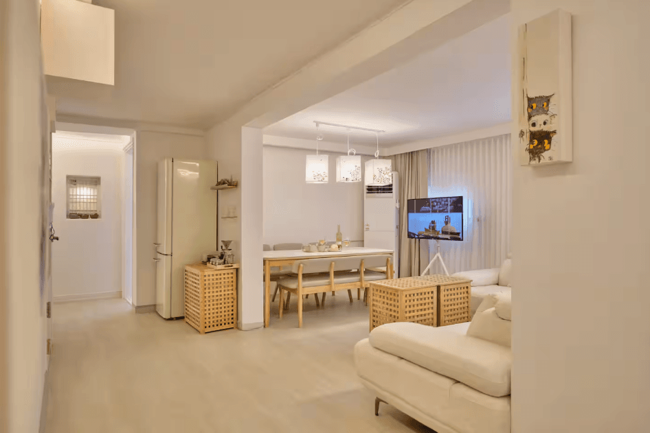 Airbnb - [Opening Special Offer] 6-minute walk to Hongdae Station / 1-minute walk to Hongdae Main Street / Spacious living room, 4 bedrooms, capacity for 11 people / 7 beds... 1