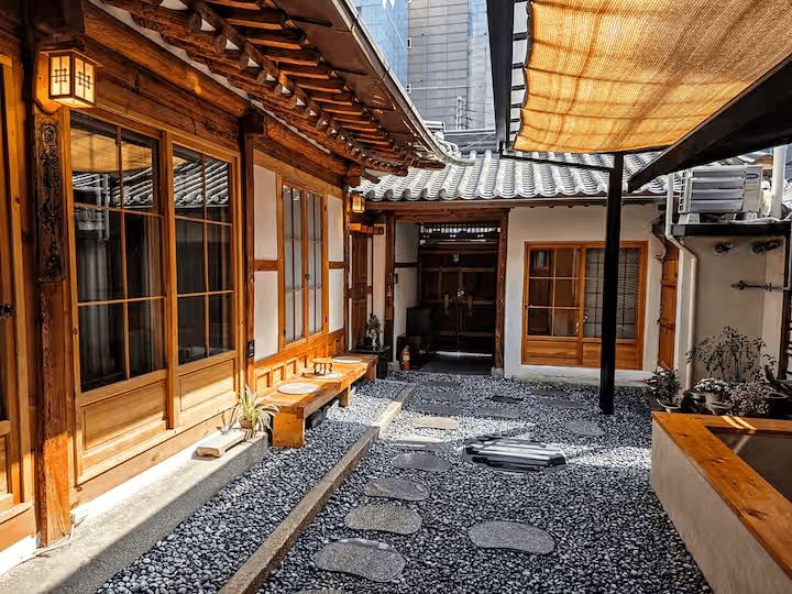 Airbnb – บ้านแบบฮันอกแท้ๆ อยู่ห่างจากสถานีรถไฟใต้ดินเพียง 2 นาทีเดินเท้า และอยู่ห่างจากป้ายรถบัสสนามบินเพียง 1 นาที ที่พักแบบบ้านพักอาศัย · 3 ห้องนอน / 4 เตียง...