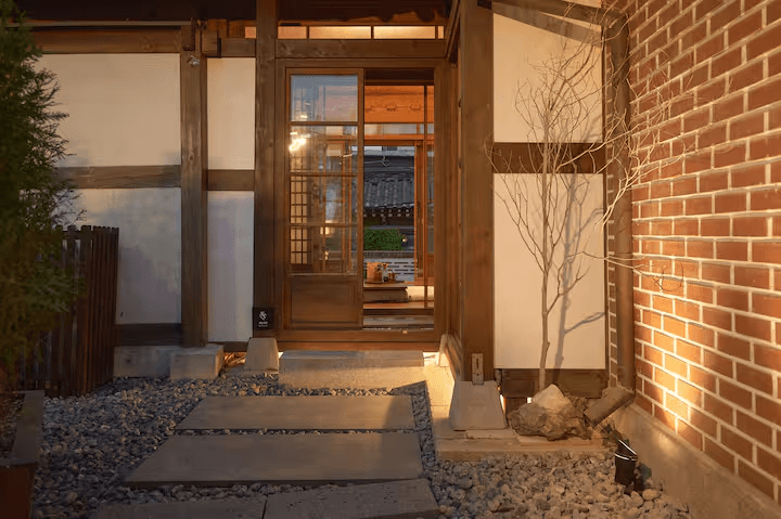 Airbnb – วิลล่าที่มีมรดกทางวัฒนธรรมเพียงแห่งเดียวในโซล / วิลล่าอันกุก · 2 ห้องนอน / 3 เตียง / 2 ห้องน้ำ🏯 ชาเล็ต…