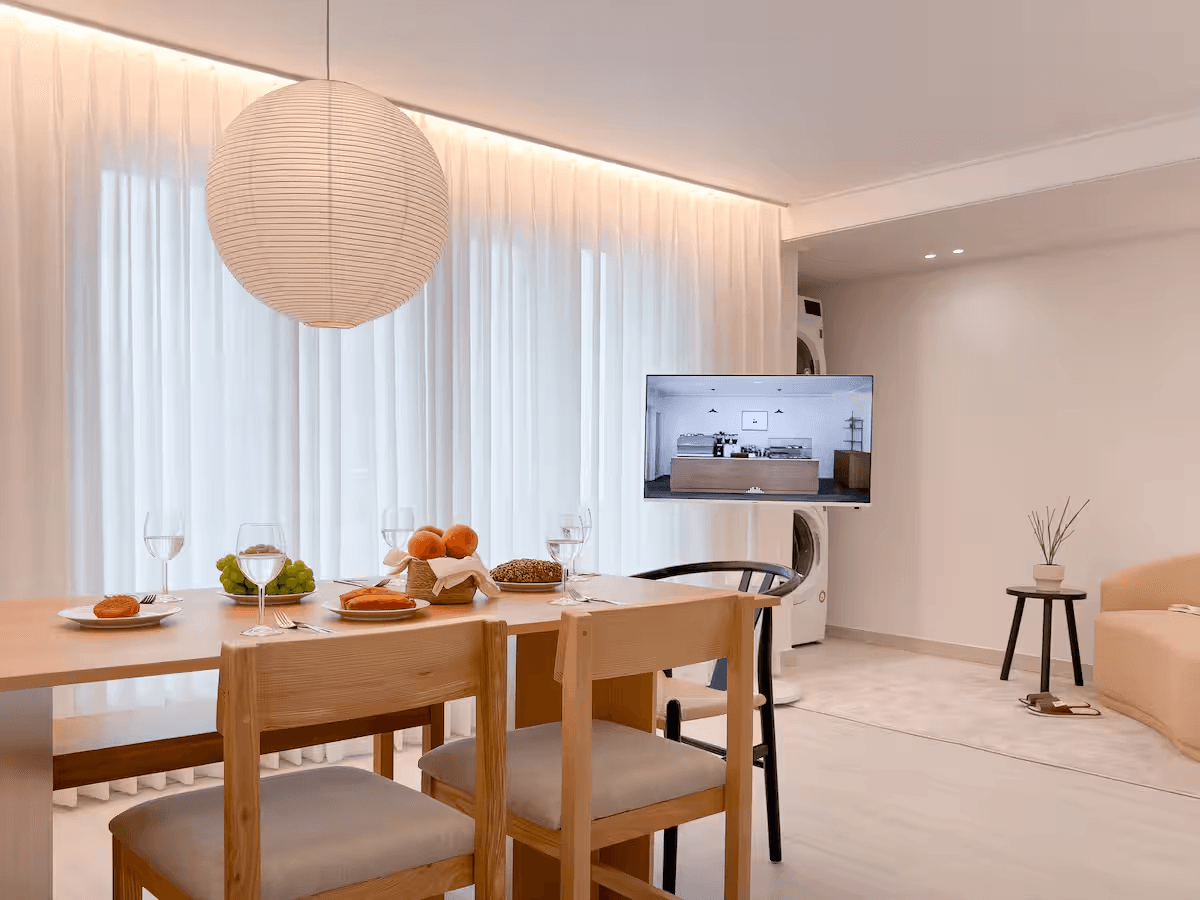 Airbnb – [ที่พักใหม่] สถานีมหาวิทยาลัยฮงอีก | เดินทางโดยรถบัสสนามบินเพียง 3 นาที | รองรับได้สูงสุด 8 คน (3 ห้องนอน/4 เตียง) | แสงสีสวยงามพร้อมบรรยากาศพักผ่อนที่สะดวกสบาย…