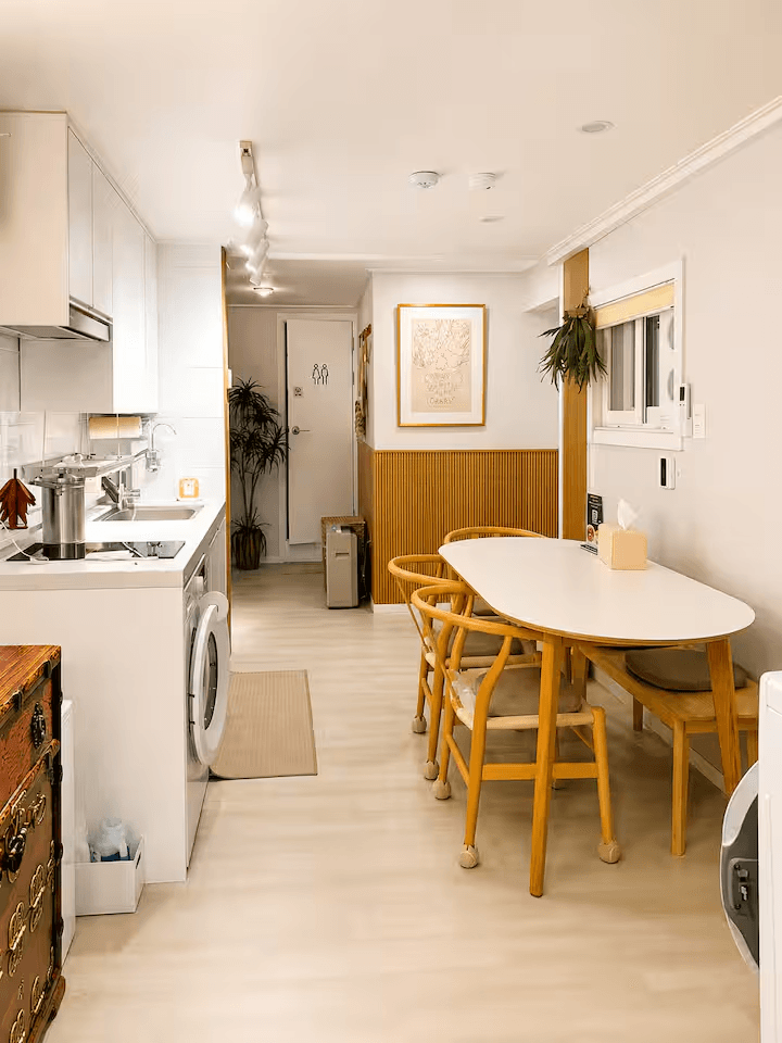 Airbnb – Direct access to Seoul Station, ideal for group trips, accommodating up to 9 people. It’s a ground-floor bungalow that’s cozy and comfortable, equipped with 3 bathrooms. A real residential home... 1