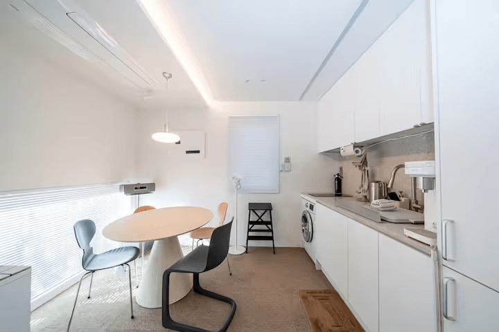 Airbnb – ที่พักบนดาดฟ้า Kwansook ใกล้สถานีดาซอง ย่านฮงแด · 2 ห้องนอน / 3 เตียง / 2 ห้องน้ำ นี่คือ K…