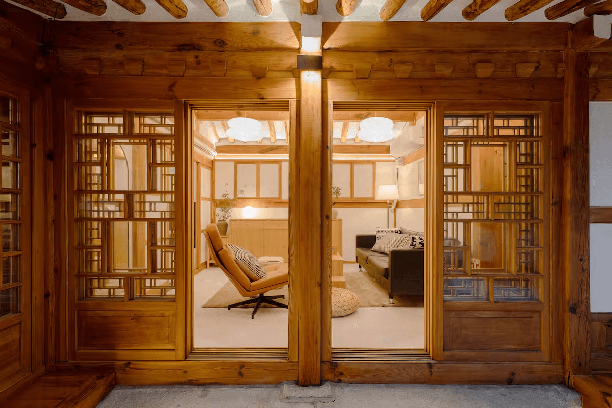 Airbnb – ที่พักแบบพระราชวังคยองบกกุง/บ้านสไตล์ฮันอ็อก สามารถรองรับผู้เข้าพักได้ 10 คน / มี 3 ห้องนอน 5 เตียง / 2 ห้องน้ำ · 3 ห้องนอน / 5 เตียง...