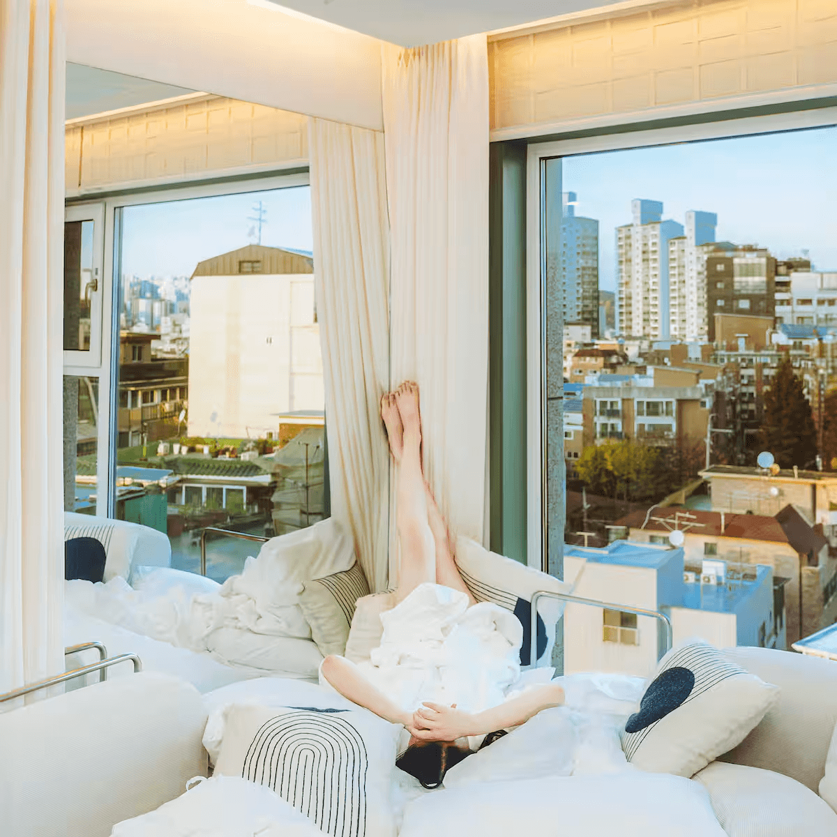 Airbnb – อยู่ห่างจากสถานีฮงแดเพียง 5 นาทีเดินเท้า | มีวิวพาโนรามาจากชั้น 9 | อพาร์ตเมนต์สไตล์โรงแรมใหม่เอี่ยม · 2 ห้องนอน / 4 เตียง / 1 ห้องน้ำ...