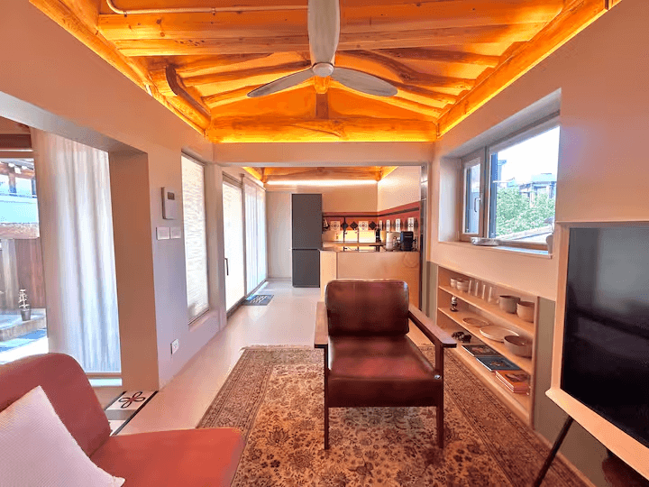 Airbnb – บ้านแบบฮันอกสำหรับผู้มาเยือนเมืองเปียวคุนโดยเฉพาะ | มีห้องนอน 3 ห้อง · บ้านพักที่มีวิวสวยงาม · 3 ห้องนอน / เตียง 3 เตียง / ห้องน้ำ 2.5 ห้อง...